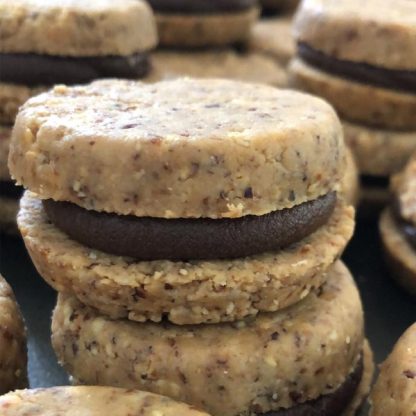 NUTRIRAW, 8 Alfajores de maní y coco relleno con chocolate