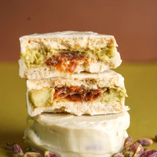 UN RINCON VEGANO, alfajor con crema sabor pistacho y baño de chocolate blanco, 6u.