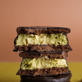 UN RINCON VEGANO, alfajor con crema sabor pistacho y baño de chocolate negro, 6 u.